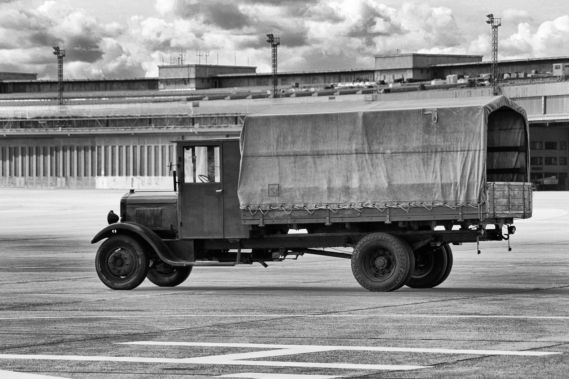 truck-1484056_1920.jpg